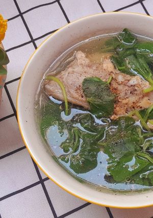Hình của món Canh rau má nấu xương gà.