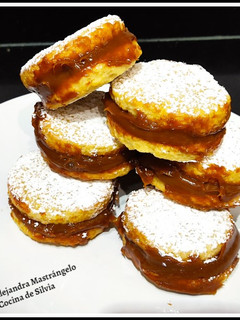 Una foto de Alfajores caseros de dulce de leche🥯🥯🍩🤩🤩😘
