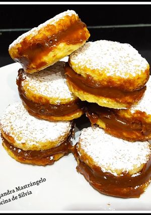 Una foto de Alfajores caseros de dulce de leche🥯🥯🍩🤩🤩😘