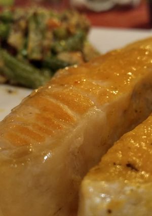 Una foto de Salmón con salsa de naranja