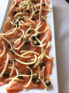 Una foto de Carpaccio de salmón ahumado