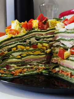Una foto de Tarta de panqueques rellena de verduras