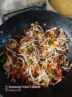 Una foto de Tallarines con verduras salteadas