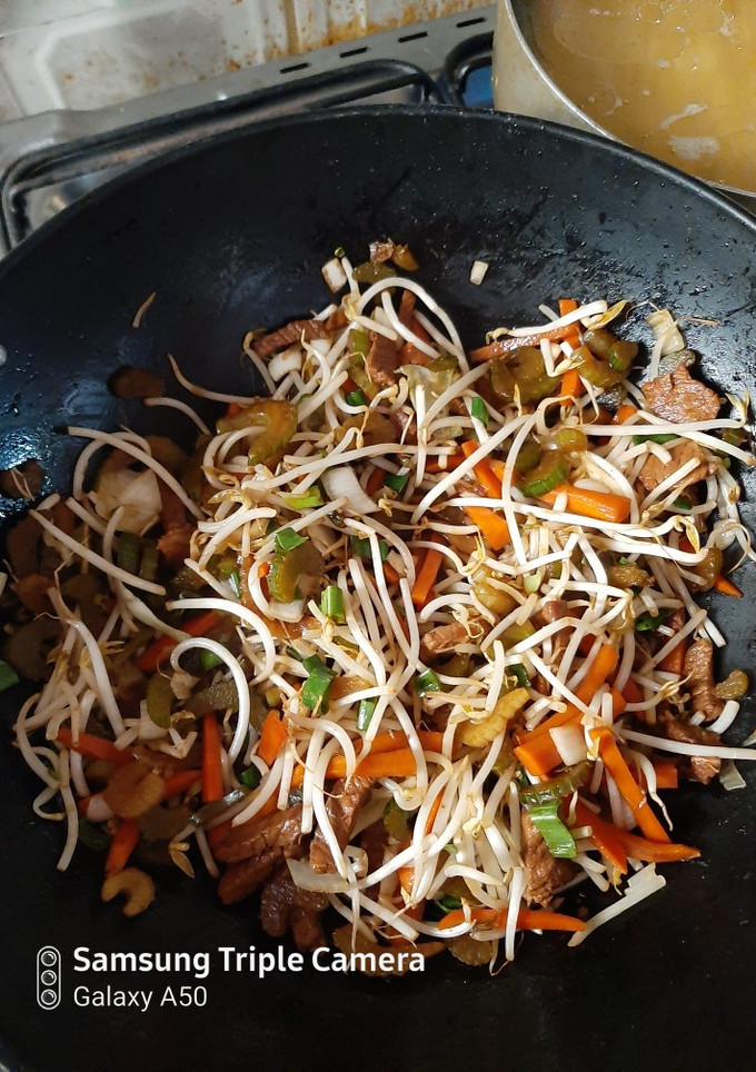 Una foto de Tallarines con verduras salteadas