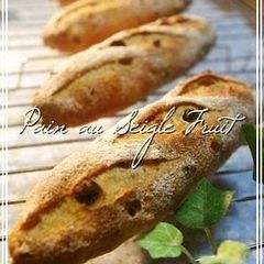 Pain de Seigle aux Fruits Secs (Fruit-Filled Rye Bread) A picture of Pain de Seigle aux Fruits Secs (Fruit-Filled Rye Bread).