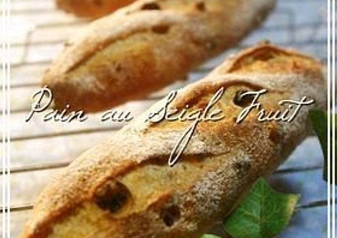 Pain de Seigle aux Fruits Secs (Fruit-Filled Rye Bread)