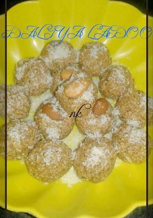 A picture of Daliya ladoo.