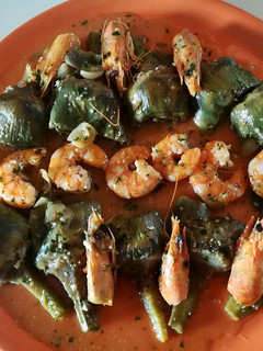 Una foto de Alcachofas con langostinos