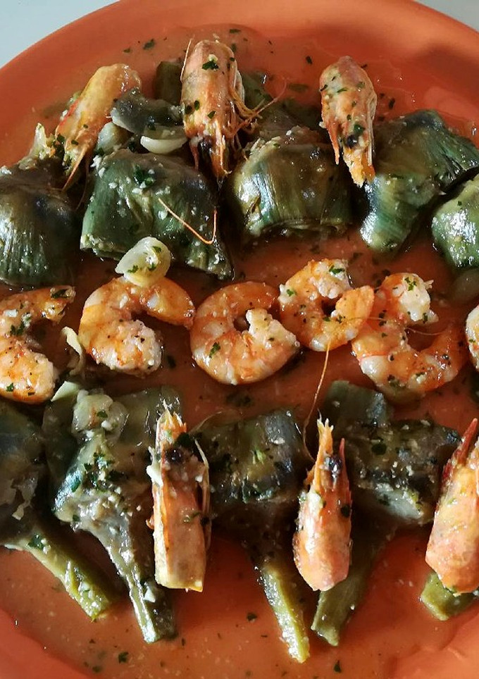 Una foto de Alcachofas con langostinos