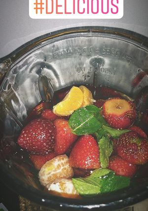 Una foto de Batido de frutillas, naranja y menta