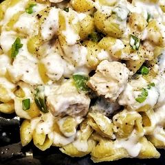 A picture of Chicken cheese macroni.