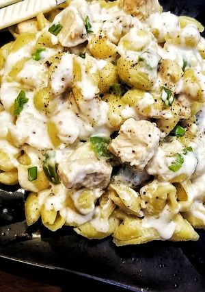 A picture of Chicken cheese macroni.