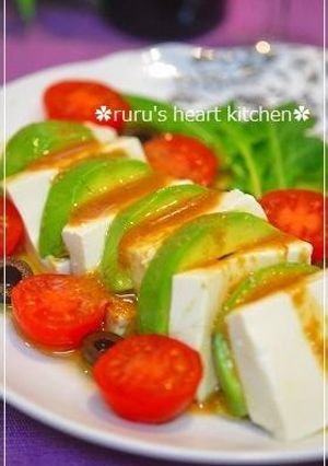 A picture of Avocado & Tofu Salad with Wasabi Dressing.