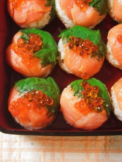 A picture of Salmon & Ikura Salmon Roe Temari Sushi.