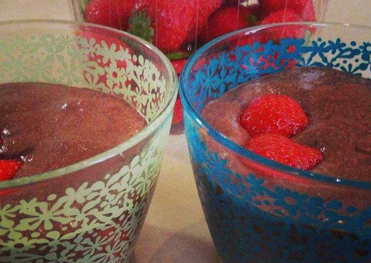 Easy chocolate mousse with strawberries