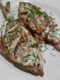 Pescado frito aderezado con salsa César