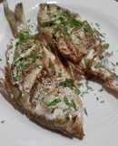 Pescado frito aderezado con salsa César