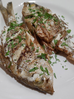 Una foto de Pescado frito aderezado con salsa César