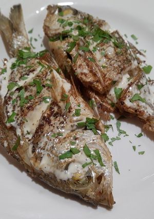 Una foto de Pescado frito aderezado con salsa César