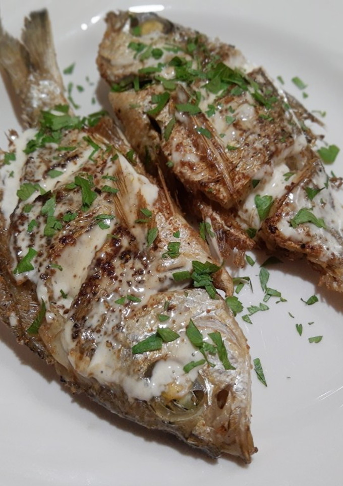 Una foto de Pescado frito aderezado con salsa César
