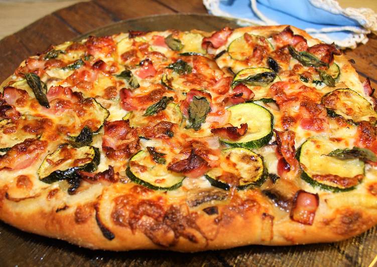 🍕Pizza de calabacín y bacon con masa napolitana