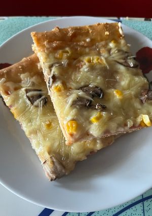 A picture of Pizza with cheese edges.