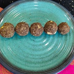 A picture of Methi and alsi mix ladoo.