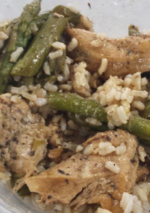 A picture of Chicken and asparagus stir fry.