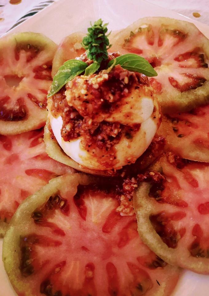 Una foto de Ensalada de tomate y burrata con pesto de tomates 🍅 secos y almendras