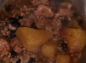Una foto de Guiso de porotos negros, arroz integral y cerdo. Apto #DMA#F1