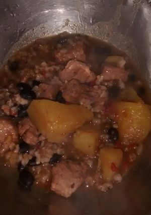Una foto de Guiso de porotos negros, arroz integral y cerdo. Apto #DMA#F1