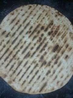 Una foto de Tortilla asada a la plancha.. ideal para el mate 😋 😋