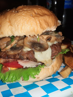 Una foto de Ricas hamburguesas con Champiñones 🥰