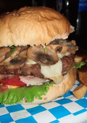 Una foto de Ricas hamburguesas con Champiñones 🥰