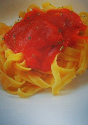 Una foto de Tallarines con salsa de tomate