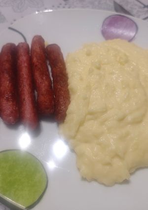 Una foto de Aligot con longaniza blanca