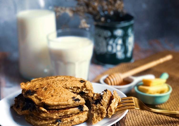 Cara Mudah Memasak Oatmeal banana pancakes with dark chocolate yang Cepat