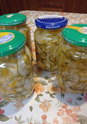 Zdjęcie przepisu Sałatka z ogórków i cukini z przyprawą gyros.