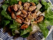 Una foto de ensalada de lechuga y palmito