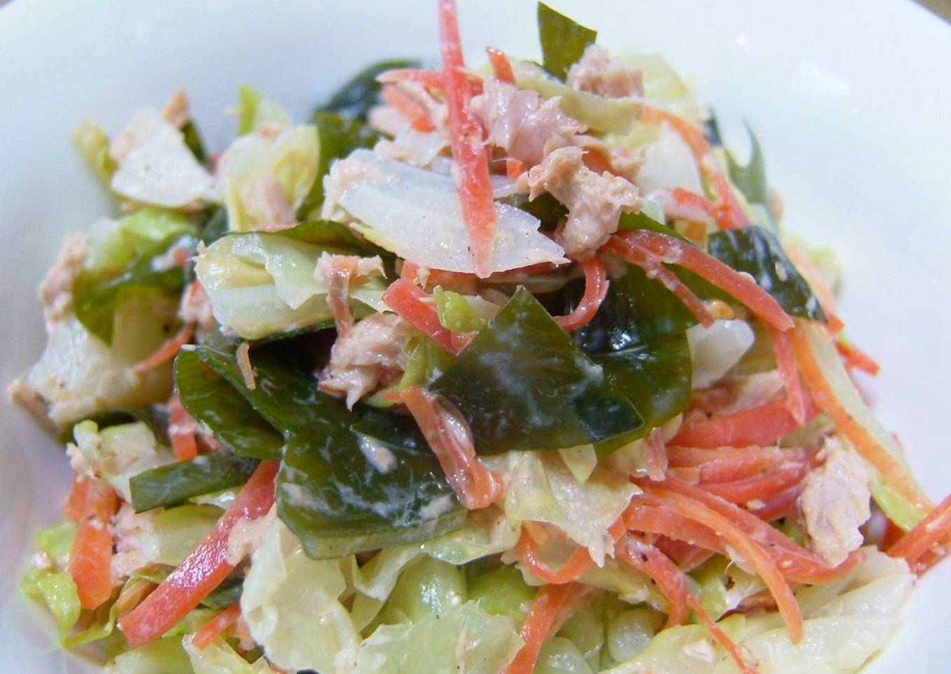 Kale salad, tuna, rancid seaweed with mayonnaise, poncho sauce