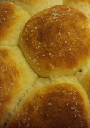 A picture of Simple dinner rolls.