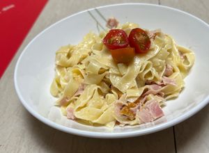Una foto de Pasta con crema de leche y jamón pimentón salteado al dente