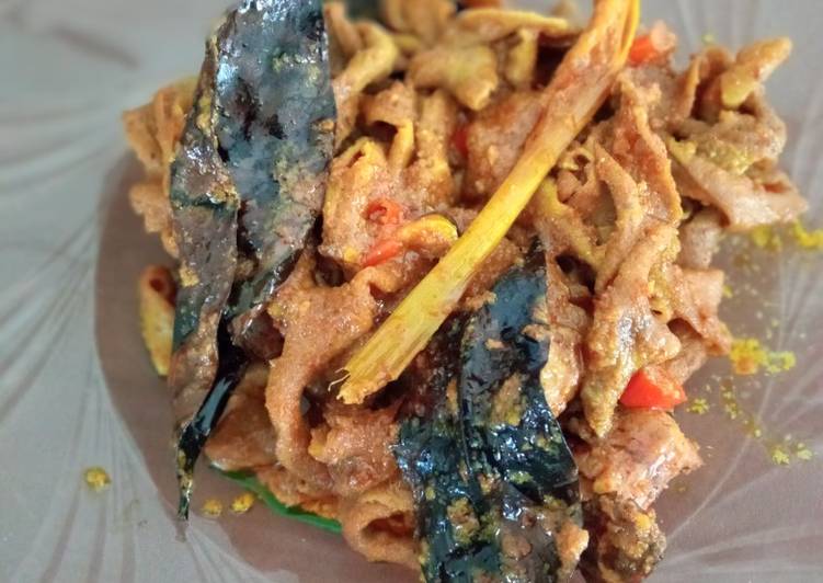 Usus bumbu kuning pedas