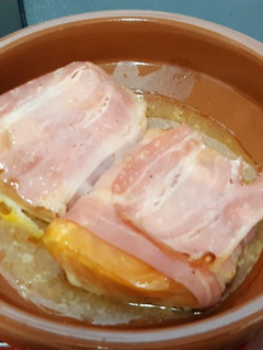 Una foto de Salmón al horno con bacon