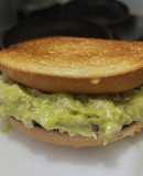Sandwich🍞de pollo🍗y aguacate🥙🧅🥑
