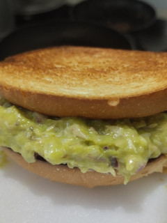 Una foto de Sandwich🍞de pollo🍗y aguacate🥙🧅🥑