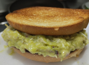 Una foto de Sandwich🍞de pollo🍗y aguacate🥙🧅🥑
