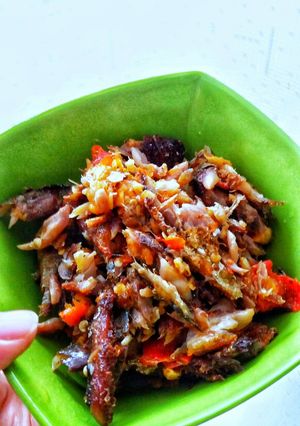 A picture of Kembung Suwir Sambal Korek.
