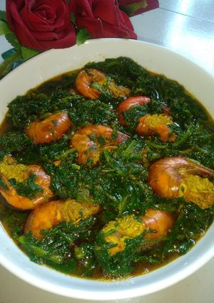 পালংশাক চিংড়ি দিয়ে ঝোল (palang shaak chingri diye jhol recipe in Bengali) রেসিপির প্রধান ছবি