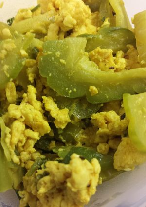 A picture of Bitter melon and tofu stir fry.